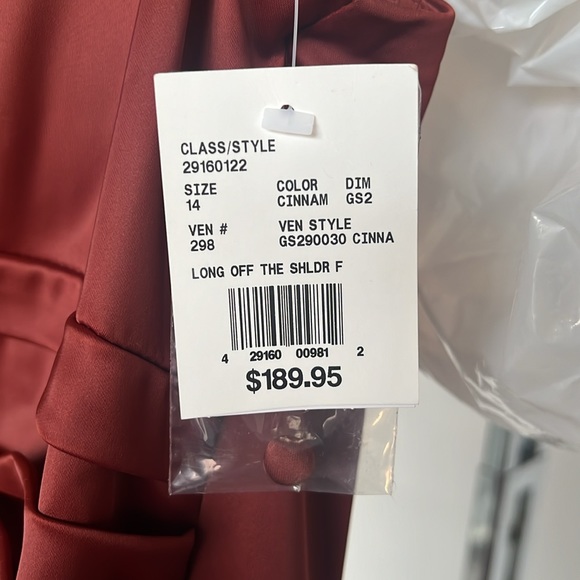 Elegant David’s Bridal Dress - Picture 5 of 5